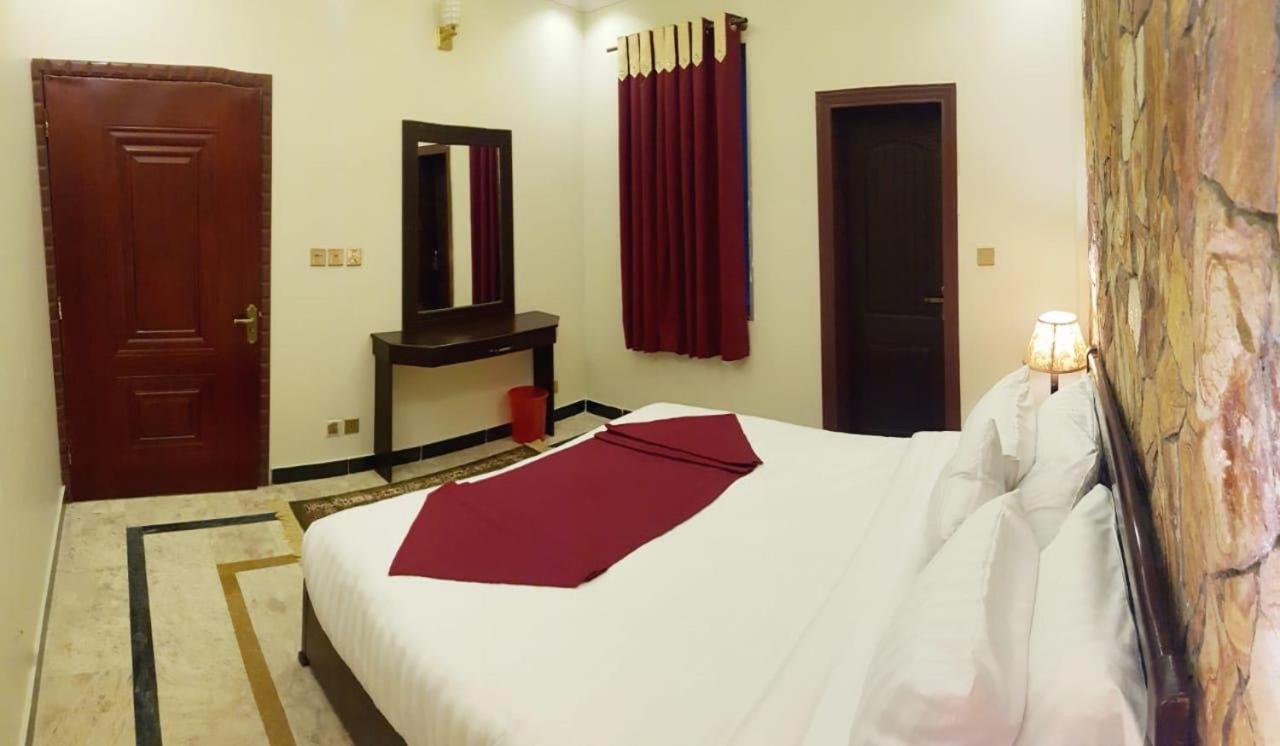 Triple One Hotel Suites Abbotábád Kültér fotó