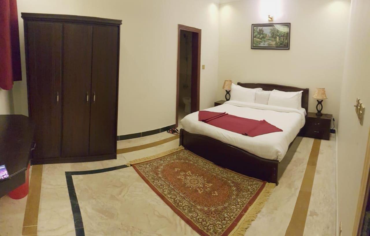 Triple One Hotel Suites Abbotábád Kültér fotó