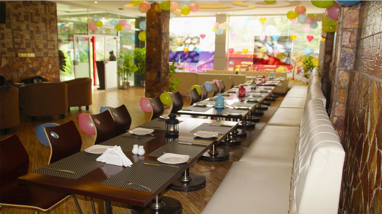 Triple One Hotel Suites Abbotábád Kültér fotó